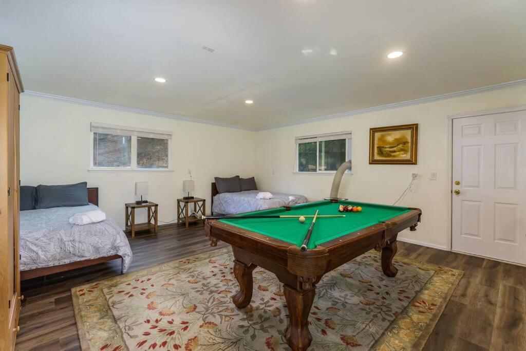 Acorn House - Charming House In Green Heaven With Pool Table With Lovely Backyard オークハースト エクステリア 写真
